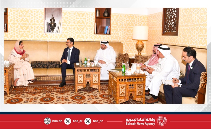 على هامش معرض البحرين الدولي (مراعي 2025).. وزير شؤون البلديات والزراعة يلتقي المدير التنفيذي للمجلس الدولي للتمور